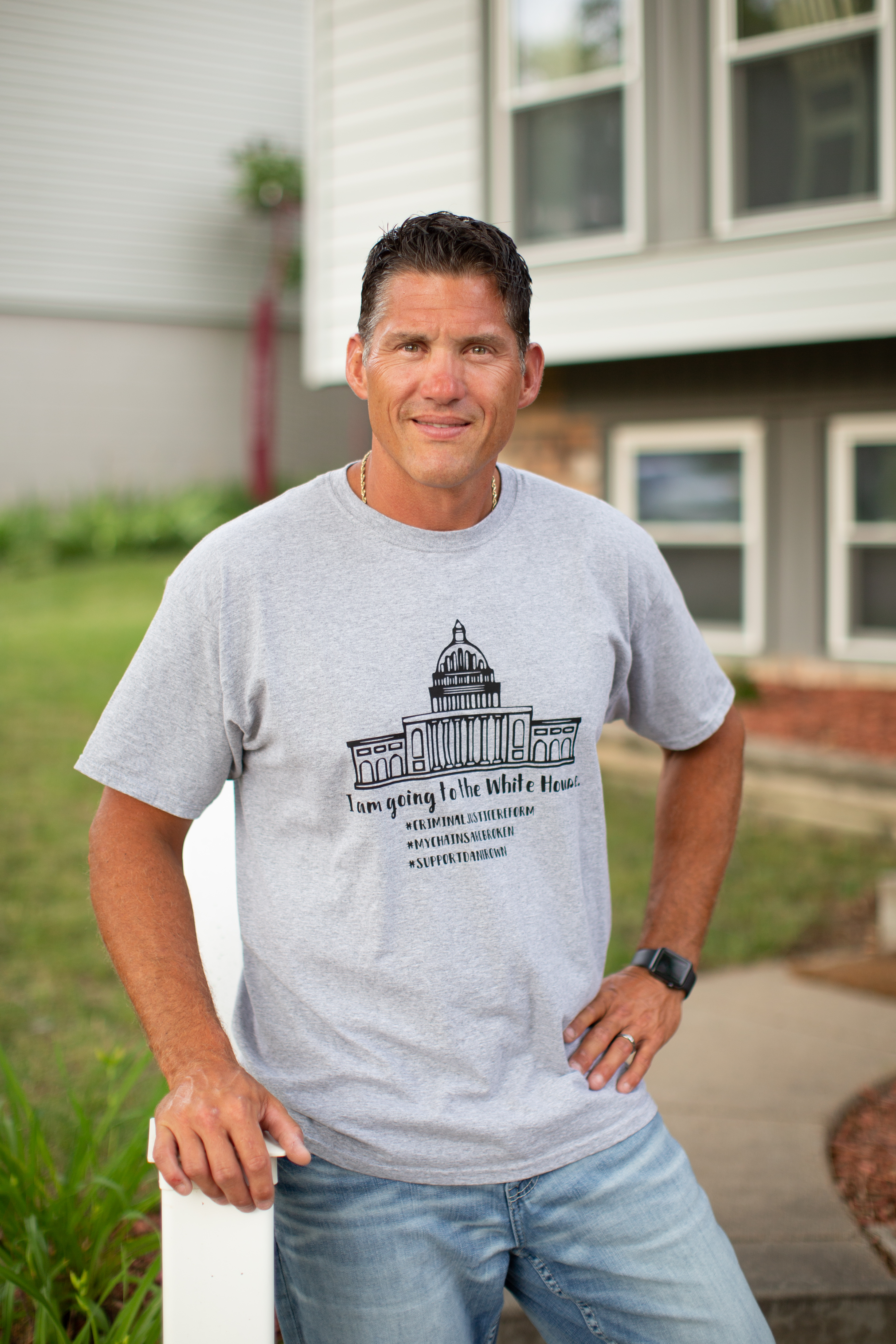 Daniel Lynn Brown wearing a t-shirt that says "I am going to the White House"